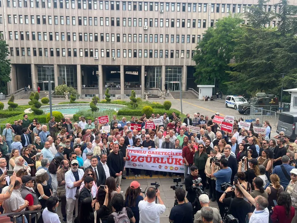 Gazeteci İsmail Arı özgürlüğüne kavuştu