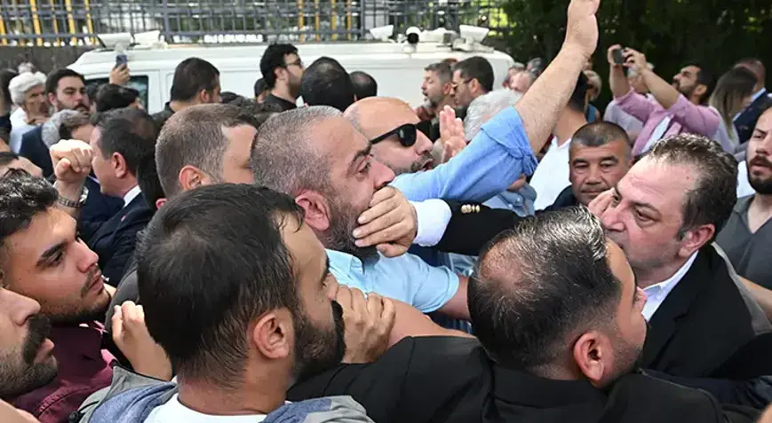 CHP’de grup toplantısı öncesinde arbede